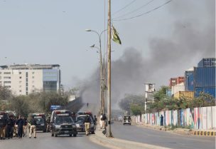 أفراد من الشرطة يتجمعون بعد مظاهرة خارج القنصلية العامة للولايات المتحدة الأمريكية في كراتشي بباكستان