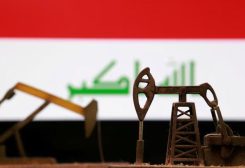 نماذج لرافعتي مضختي نفط وعلم العراق - رويترز