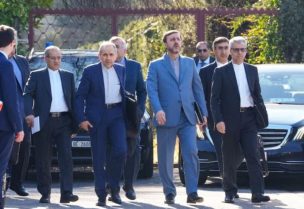 وفد إيراني مفاوض يغادر إلى مقر المحادثات مع الولايات المتحدة في جنيف