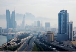 دخان يتصاعد فوق العاصمة البحرينية المنامة في أعقاب هجوم إيراني بطائرة مسيرة استهدفت مستودع وقود في مطار البحرين الدولي- رويترز