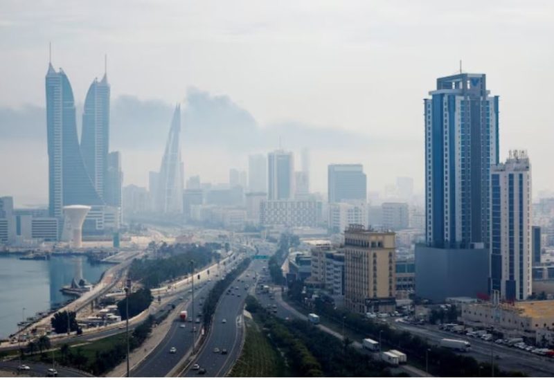 دخان يتصاعد فوق العاصمة البحرينية المنامة في أعقاب هجوم إيراني بطائرة مسيرة استهدفت مستودع وقود في مطار البحرين الدولي- رويترز