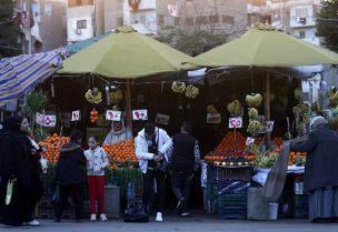 مصريون يشترون الطعام في سوق بالقاهرة بصورة من أرشيف رويترز