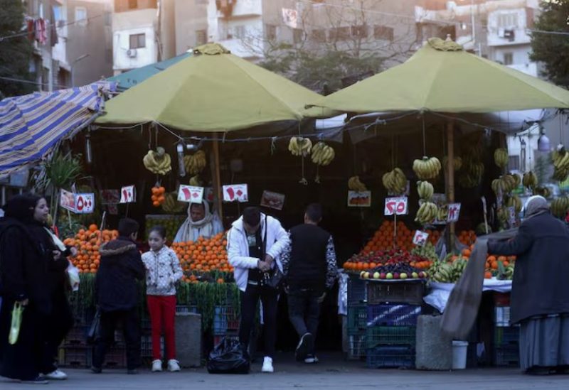 مصريون يشترون الطعام في سوق بالقاهرة بصورة من أرشيف رويترز