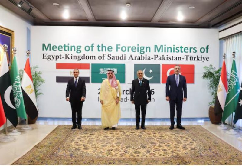 وزير الخارجية المصري بدر عبد العاطي من مصر ونظيره السعودي الأمير فيصل بن فرحان آل سعود والباكستاني إسحق دار والتركي هاكان فيدان