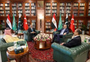 وزراء الخارجية المصري بدر عبد العاطي والسعودي الأمير فيصل بن فرحان والباكستاني إسحاق دار والتركي هاكان فيدان خلال اجتماع في إسلام أباد