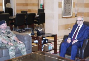 رئيس مجلس الوزراء الدكتور نواف سلام يستقبل مستشار وزارة الدفاع البريطانية لشؤون الشرق الأوسط، الأميرال البحري إدوارد ألغرين