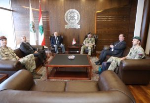 وزير الدفاع الوطني اللواء ميشال منسى يستقبل المستشار الأول في وزارة الدفاع البريطانية لشؤون الشرق الأوسط وشمال أفريقيا الأميرال إدوارد الغرين والسفير البريطاني في لبنان هاميش كاول، على رأس وفد مرافق