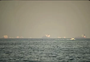 بلاغ عن هجوم بمقذوفات على قاطرة في مضيق هرمز