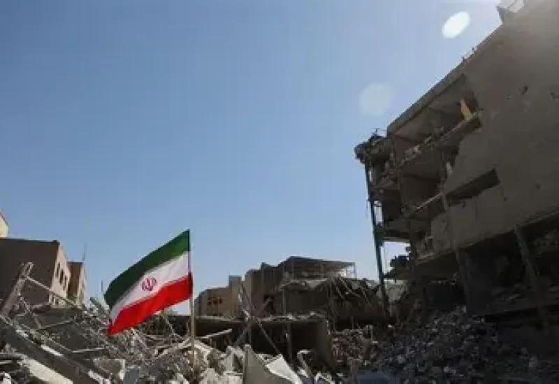 علم إيران يرفرف فوق الحطام عقب غارة إسرائيلية وأمريكية على مركز للشرطة في طهران يوم 3 مارس آذار 2026. صورة من وكالة أنباء غرب آسيا (وانا) حصلت عليها رويترز من طرف ثالث