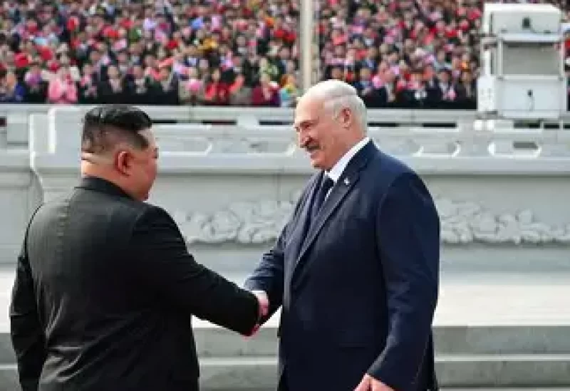 كيم جونج أون زعيم كوريا الشمالية يصافح رئيس روسيا البيضاء ألكسندر لوكاشينكو خلال مراسم ترحيب في ميدان كيم إيل سونج في بيونجيانج يوم الأربعاء. صورة صادرة عن مكتب رئيس روسيا البيضاء وقد حصلت عليها رويترز من طرف ثالث