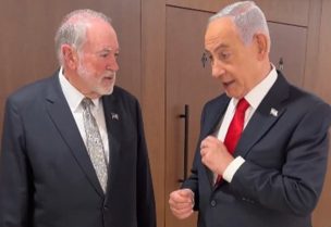 رئيس الوزراء الإسرائيلي بنيامين نتنياهو مع السفير الأميركي لدى إسرائيل، مايك هاكابي