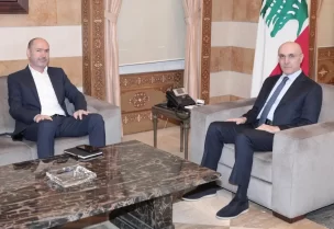وزير الداخلية والبلديات، أحمد الحجار، في مكتبه، محافظ لبنان الجنوبي منصور ضو