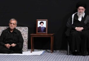 الرئيس الإيراني مسعود بيزشكيان والمرشد الايراني علي خامنئي