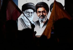صورة لعلي خامنئي ونجله المرشد الجديد مجتبى
