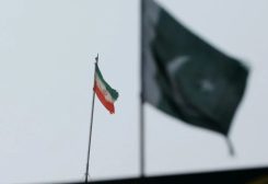 علم إيران وأمامه علم باكستان فوق مبنى القنصلية الإيرانية في مدينة كراتشي الباكستاني