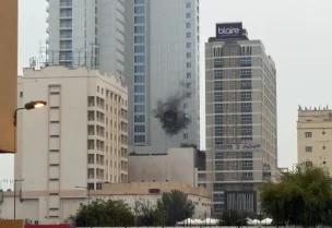 مسيّرة إيرانية استهدفت بناء مجاورا لمقر قيادة الأسطول الخامس للبحرية الأمريكية في الجفير بالبحرين (رويترز)