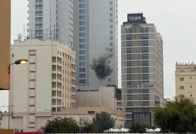 مسيّرة إيرانية استهدفت بناء مجاورا لمقر قيادة الأسطول الخامس للبحرية الأمريكية في الجفير بالبحرين (رويترز)