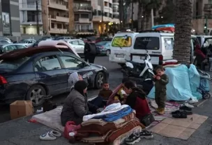 أسرة نازحة في بيروت جراء القصف الإسرائيلي يوم 10 مارس آذار 2026. تصوير: كلاوديا جريكو - رويترز