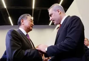 وزير الخارجية التركي ونظيره الصيني يبحثان جهود إنهاء حرب إيران