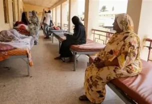 نساء سودانيات يجلسن على أسرّة يراقبن أفراد أسرهن الذين يتلقون العلاج من حمى الضنك في مستشفى أم درمان، في ظل معاناة السودان من تفشّي حمى الضنك والكوليرا خلال موسم الأمطار السنوي وانهيار نظام الرعاية الصحية والبنية التحتية، في الخرطوم يوم 23 سبتمبر أيلول 2025. تصوير: الطيب صديق - رويترز