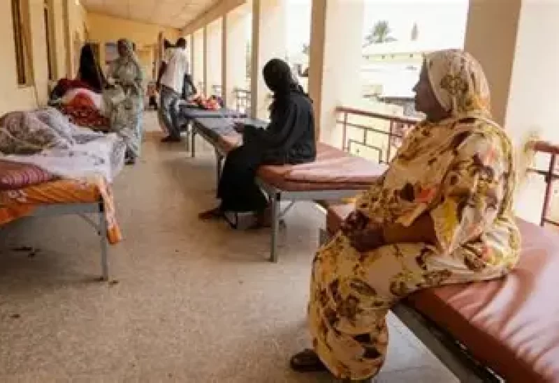 نساء سودانيات يجلسن على أسرّة يراقبن أفراد أسرهن الذين يتلقون العلاج من حمى الضنك في مستشفى أم درمان، في ظل معاناة السودان من تفشّي حمى الضنك والكوليرا خلال موسم الأمطار السنوي وانهيار نظام الرعاية الصحية والبنية التحتية، في الخرطوم يوم 23 سبتمبر أيلول 2025. تصوير: الطيب صديق - رويترز