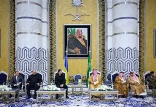 نائب أمير منطقة مكة المكرمة الأمير سعود بن مشعل بن عبد العزيز يجتمع مع الرئيس الأوكراني فولوديمير زيلينسكي في جدة يوم 26 مارس آذار 2026. صورة من الخدمة الصحفية التابعة للرئاسة الأوكرانية حصلت عليها رويترز من طرف ثالث.