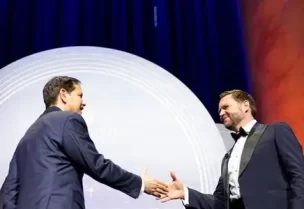 نائب الرئيس الأمريكي جيه دي فانس يصافح وزير الخارجية الأمريكي ماركو روبيو، في حفل الذكرى السنوية الخامسة للبوصلة الأمريكية في متحف البناء الوطني في واشنطن يوم 3 يونيو حزيران 2025.
