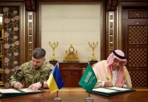 وزير الدفاع السعودي للشؤون التنفيذية الدكتور خالد بن حسين البياري، و رئيس هيئة الأركان العامة للقوات المسلحة الأوكرانية أندي هناتوف يوقعان ذكرة تفاهم بشأن المشتريات الدفاعية