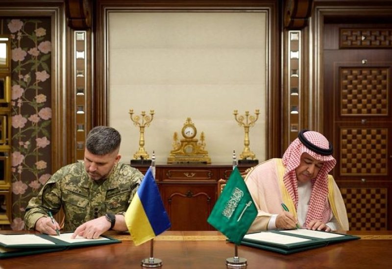 وزير الدفاع السعودي للشؤون التنفيذية الدكتور خالد بن حسين البياري، و رئيس هيئة الأركان العامة للقوات المسلحة الأوكرانية أندي هناتوف يوقعان ذكرة تفاهم بشأن المشتريات الدفاعية