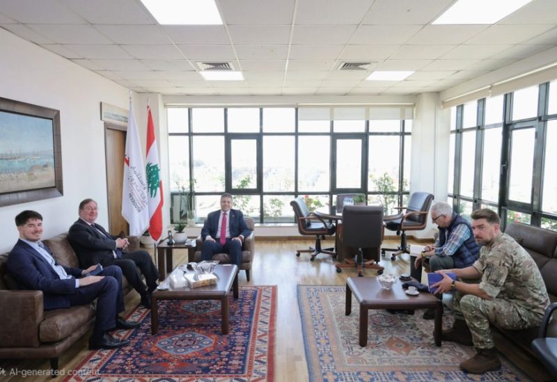 السفير البريطاني يطلع على أوضاع مرفأ بيروت