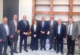 وزيرة الشؤون الاجتماعية حنين السيد خلال اجتماع مع رابطة العسكريين المتقاعدين برئاسة العميد شامل روكز