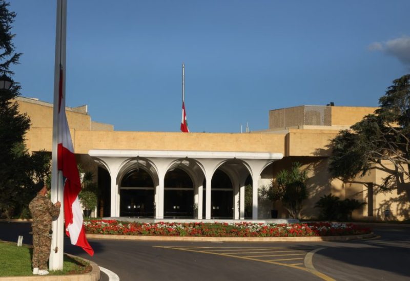 لبنان – وبعد الهجمات الإسرائيلية أمس، تم تنكيس العلم اللبناني فوق قصر بعبدا