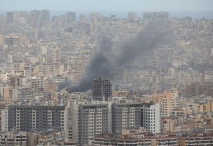 الدخان يتصاعد من الضاحية الجنوبية لبيروت عقب غارة إسرائيلية. رويترز