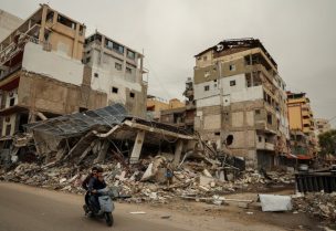 أنقاض مبنى دمرته غارة إسرائيلية في صور، لبنان، 2 أبريل 2026. رويترز