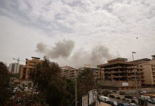 الدخان يتصاعد عقب غارة جوية إسرائيلية في الغبيري في الضاحية الجنوبية لبيروت. رويترز