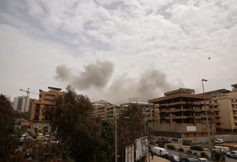 الدخان يتصاعد عقب غارة جوية إسرائيلية في الغبيري في الضاحية الجنوبية لبيروت. رويترز