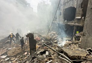 رجال الإنقاذ يعملون في موقع غارة إسرائيلية في منطقة الجناح في بيروت. رويترز