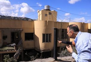الأضرار التي لحقت ببناية سكنية في عين سعادة بلبنان إثر غارة إسرائيلية. رويترز