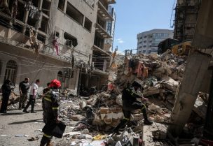 فرق الطوارئ تعمل في موقع غارة إسرائيلية، في عين المريسة في بيروت، لبنان، 9 أبريل 2026. رويترز