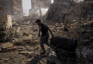 رجل يسحب برميلًا في موقع غارة إسرائيلية في صور، لبنان، 8 أبريل 2026. رويترز