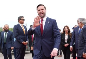 نائب الرئيس الأمريكي جيه دي فانس خلال وصوله لإجراء محادثات مع مسؤولين إيرانيين في إسلام أباد، باكستان، يوم السبت 11 أبريل 2026. رويترز