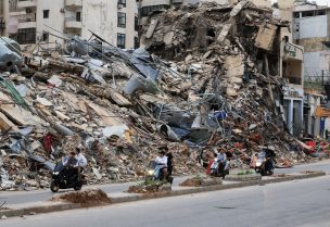 نازحون يعودون إلى منازلهم بعد دخول وقف إطلاق النار لمدة 10 أيام بين لبنان وإسرائيل حيز التنفيذ، في الضاحية الجنوبية لبيروت. رويترز