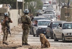 نازحون من جنوب لبنان يعبرون جسر القاسمية