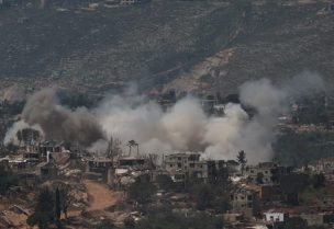 الدخان يتصاعد عقب غارات إسرائيلية على جنوب لبنان. رويترز