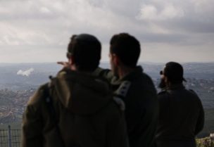 جنود إسرائيليون يراقبون الدخان المتصاعد عقب قصف إسرائيلي في جنوب لبنان. رويترز