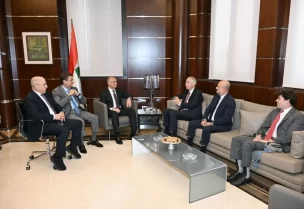 السفير الفرنسي هيرفي ماغرو، يرافقه المستشار السياسي رومان كالفاري، كتلة "اللقاء التشاوري المستقل" في المجلس النيابي، التي تضم نائب رئيس مجلس النواب الياس بو صعب والنواب ابراهيم كنعان، سيمون أبي رميا، وآلان عون.
