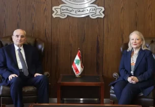 وزير الدفاع الوطني اللواء ميشال منسى في مكتبه في اليرزة سفيرة اليونان لدى لبنان ديسبينا كوكولوبولو،
