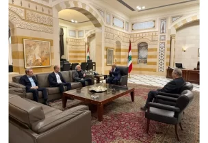 رئيس مجلس الوزراء نواف سلام الرئيس السابق للحزب التقدمي الاشتراكي وليد جنبلاط والنائب وائل أبو فاعور، في حضور نائب رئيس الحكومة طارق متري ووزير الأشغال العامة والنقل فايز رسامني.