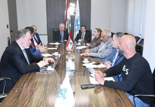 وزير المالية ياسين جابر ووزير الدولة لشؤون التكنولوجيا والذكاء الاصطناعي كمال شحادة، إلى جانب ممثلين عن VISA وخبراء من الوزارتين