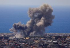 الدخان يتصاعد في أعقاب غارة إسرائيلية على الضاحية الجنوبية لبيروت كما يظهر من بعبدا يوم 8 أبريل نيسان 2026. تصوير: محمد عزاقير - رويترز